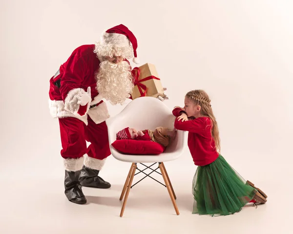 Retrato de Natal da linda menina recém-nascida, vestida com roupas de Natal, tiro de estúdio, tempo de inverno — Fotografia de Stock