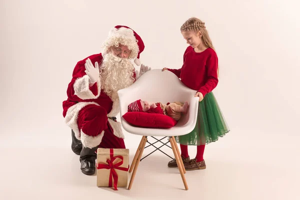 Christmas porträtt av söta lilla nyfödda baby flicka, klädd i jul kläder, studio skott, vintertid — Stockfoto