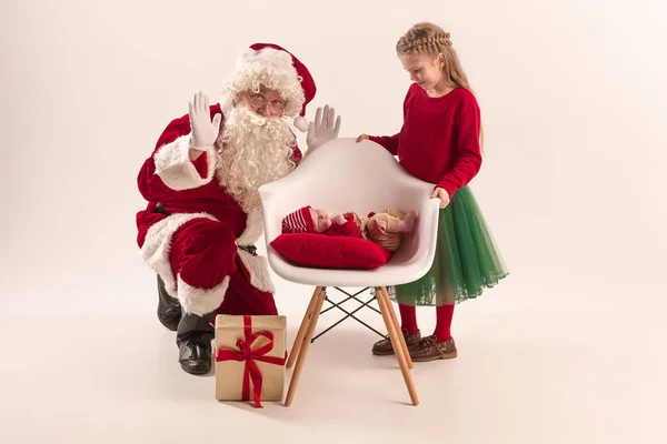 Christmas porträtt av söta lilla nyfödda baby flicka, klädd i jul kläder, studio skott, vintertid — Stockfoto