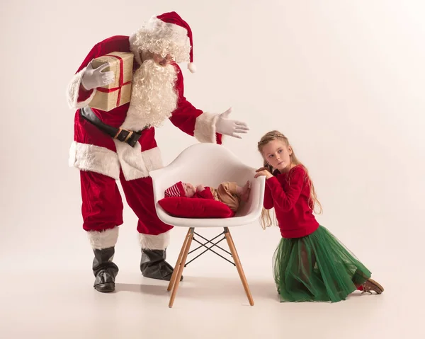 Retrato de Natal da linda menina recém-nascida, vestida com roupas de Natal, tiro de estúdio, tempo de inverno — Fotografia de Stock