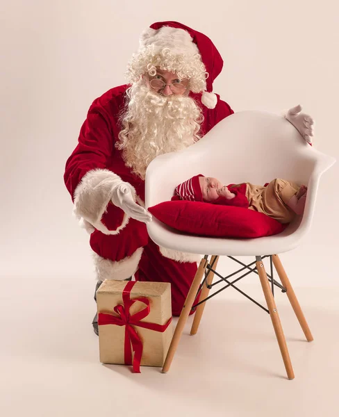 Retrato de Natal da linda menina recém-nascida, vestida com roupas de Natal, tiro de estúdio, tempo de inverno — Fotografia de Stock