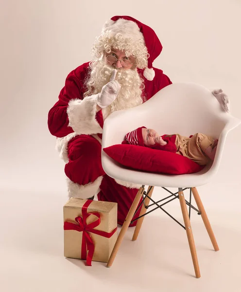 Retrato de Natal da linda menina recém-nascida, vestida com roupas de Natal, tiro de estúdio, tempo de inverno — Fotografia de Stock