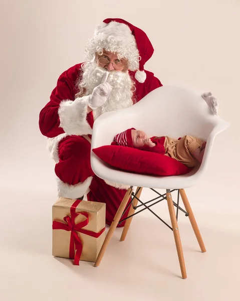 Retrato de Natal da linda menina recém-nascida, vestida com roupas de Natal, tiro de estúdio, tempo de inverno — Fotografia de Stock