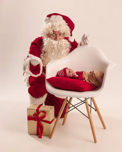 Retrato de Natal da linda menina recém-nascida, vestida com roupas de Natal, tiro de estúdio, tempo de inverno — Fotografia de Stock