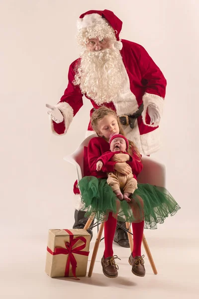 Retrato de Natal da linda menina recém-nascida, vestida com roupas de Natal, tiro de estúdio, tempo de inverno — Fotografia de Stock