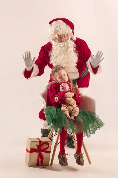 Retrato de Natal da linda menina recém-nascida, vestida com roupas de Natal, tiro de estúdio, tempo de inverno — Fotografia de Stock