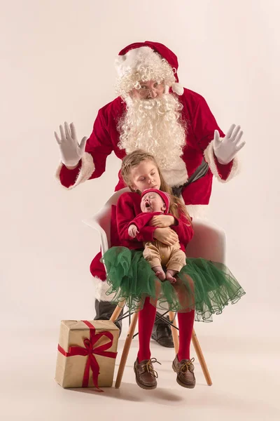 Retrato de Natal da linda menina recém-nascida, vestida com roupas de Natal, tiro de estúdio, tempo de inverno — Fotografia de Stock