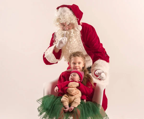 Retrato de Natal da linda menina recém-nascida, vestida com roupas de Natal, tiro de estúdio, tempo de inverno — Fotografia de Stock