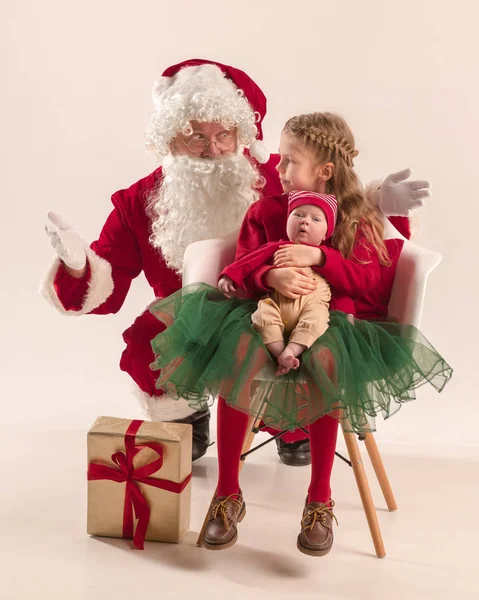 Retrato de Natal da linda menina recém-nascida, vestida com roupas de Natal, tiro de estúdio, tempo de inverno — Fotografia de Stock