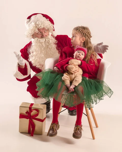 Retrato de Natal da linda menina recém-nascida, vestida com roupas de Natal, tiro de estúdio, tempo de inverno — Fotografia de Stock