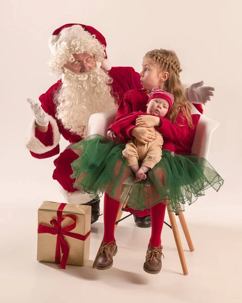 Retrato de Natal da linda menina recém-nascida, vestida com roupas de Natal, tiro de estúdio, tempo de inverno — Fotografia de Stock