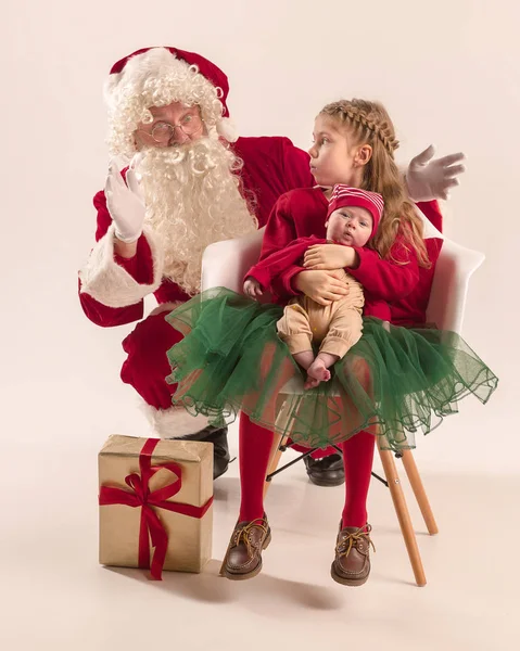 Christmas porträtt av söta lilla nyfödda baby flicka, klädd i jul kläder, studio skott, vintertid — Stockfoto