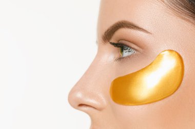 Göz altında altın bir yama ile çekici bir kız güzellik portresi.