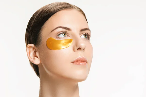 Bellezza ritratto di una ragazza attraente con una benda d'oro sotto l'occhio . — Foto Stock
