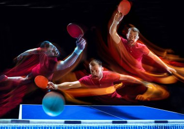 Hizmet veren masa tenis oyuncusu