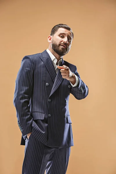 Conceito de beleza masculina. Retrato de um jovem elegante com corte de cabelo elegante vestindo terno na moda posando sobre fundo pastel . — Fotografia de Stock