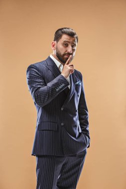 Pastel arka plan üzerinde elini arkasındaki sır fısıldayan genç adam