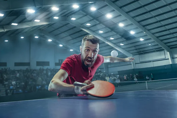 El jugador de tenis de mesa que sirve — Foto de Stock