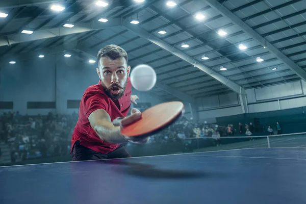 El jugador de tenis de mesa que sirve — Foto de Stock