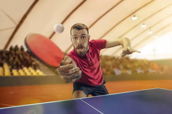 Der Tischtennisspieler serviert — Stockfoto