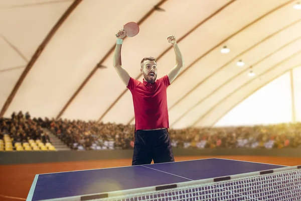 El jugador de tenis de mesa celebrando la victoria — Foto de Stock