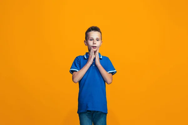 Hermoso adolescente boyl buscando sorprendido aislado en naranja — Foto de Stock
