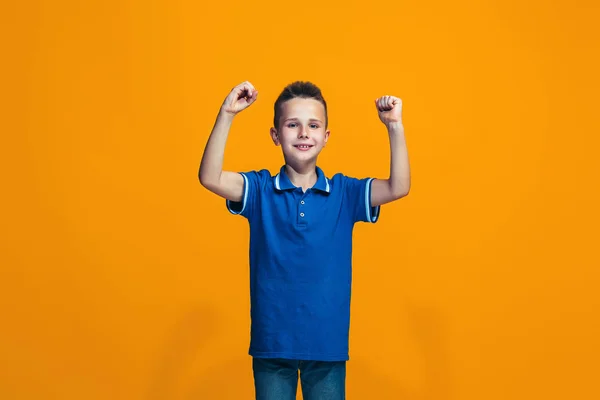 Gelukkig succes tiener jongen vieren wordt een winnaar. Dynamische energetische afbeelding van vrouwelijke model — Stockfoto