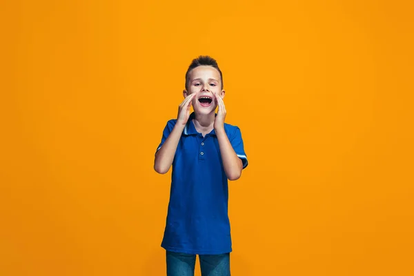 Geïsoleerd op oranje casual tiener jongen schreeuwen op studio — Stockfoto