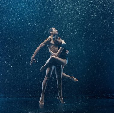 Genç çift unde rwater dans bale dansçıları damla