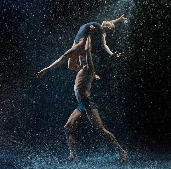 Молодая пара артистов балета танцует без капли рва — стоковое фото