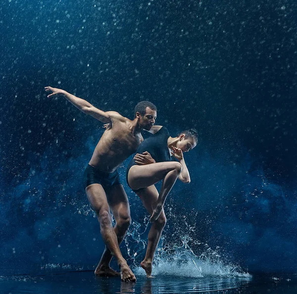 Молодая пара артистов балета танцует без капли рва — стоковое фото