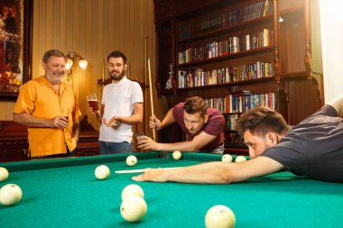 Yakın çekim shot bilardo oynayan bir adam
