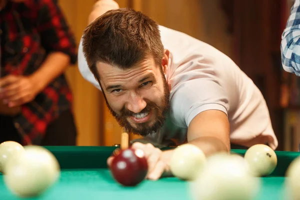 Primer plano de un hombre jugando al billar —  Fotos de Stock