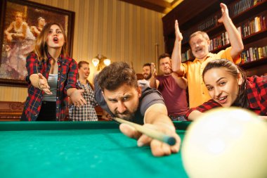 Yakın çekim shot bilardo oynayan bir adam