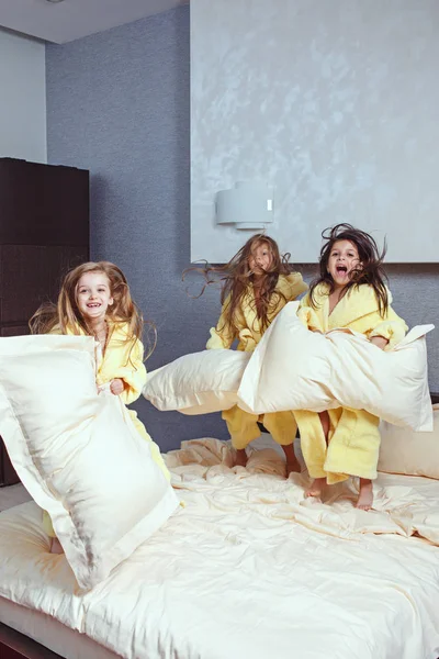 The group of girlfriends taking goog time on bed — Stock Photo, Image