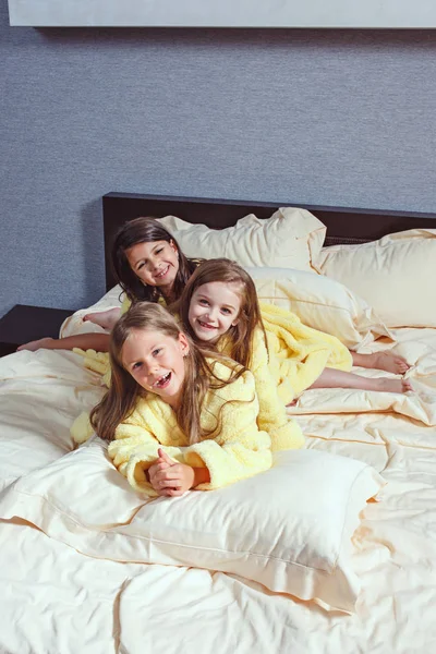 Yatağa goog zaman ayırdığınız kız Grup — Stok fotoğraf