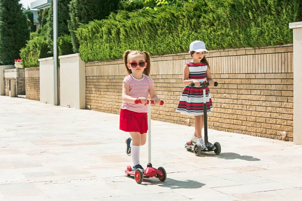 Niñas preescolares montando scooter al aire libre . —  Fotos de Stock