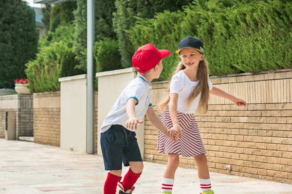 Retrato de um casal adolescente encantador patinação em patins juntos — Fotografia de Stock