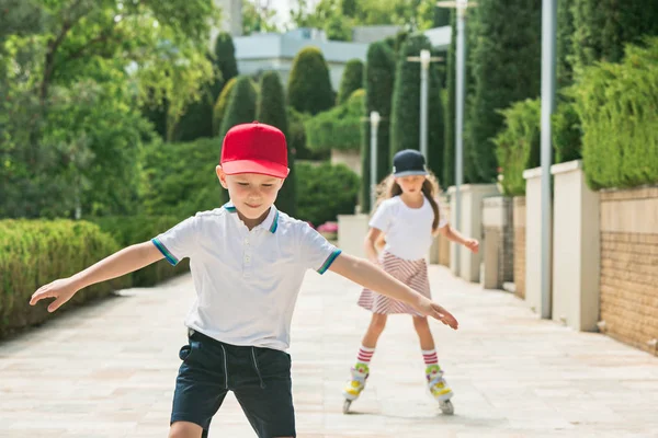 Retrato de una encantadora pareja de adolescentes patinando juntos — Foto de Stock