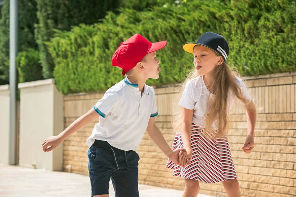 Retrato de um casal adolescente encantador patinação em patins juntos — Fotografia de Stock