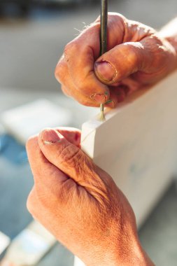 Adam yakın bir inşaat proje sitesi İnşaatı İşi onun uçağı projesi üzerinde çizim mimar çalışma