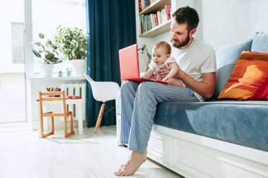 Onun bebek daughtesr evde tutan babası olmakla gurur duyuyorum