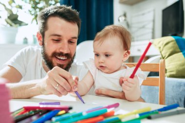 Baba ve bebek kızı evde