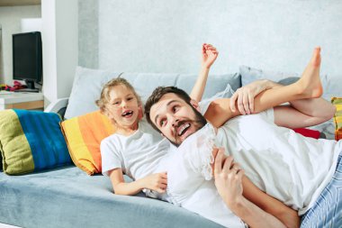 Baba ve onun altı yıl evde kız çocuk