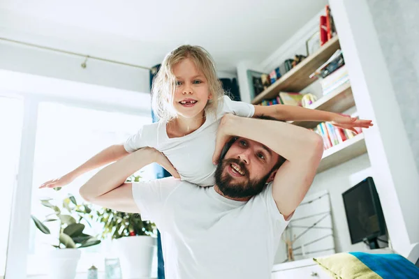 Otec a jeho šestileté dítě dívka doma — Stock fotografie