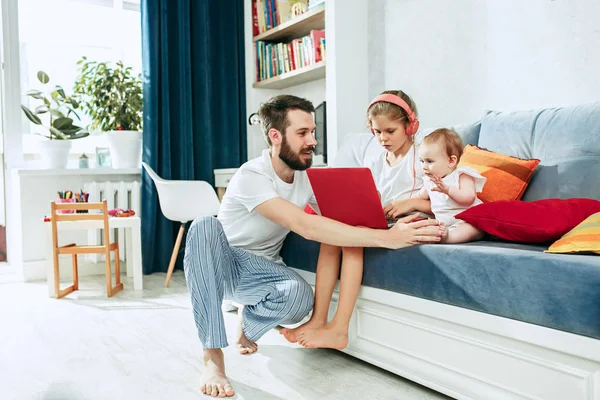 Padre e le sue figlie a casa — Foto Stock