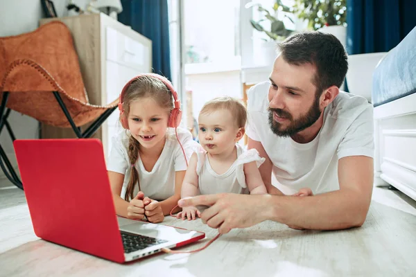 Padre y sus hijas en casa — Foto de Stock