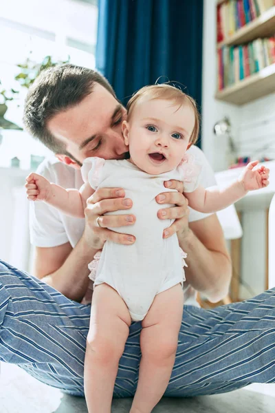 Father and his baby daughter at home — Stock Photo, Image
