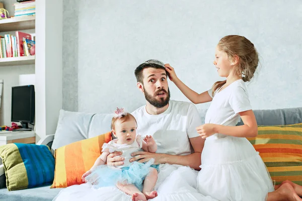 O pai feliz e suas filhas bebê em casa — Fotografia de Stock