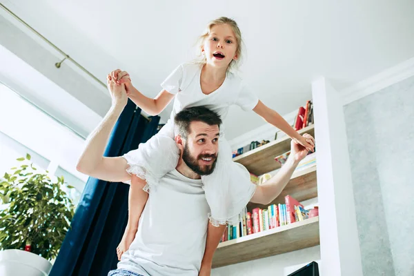 Otec a jeho šestileté dítě dívka doma — Stock fotografie